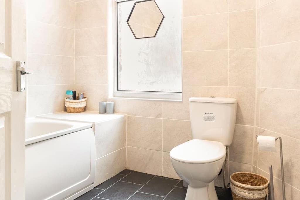 3-Bedroom Home In Liverpool L15 With Free Parking Exterior foto